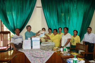 ヤンゴンの伝統医学病院での寄贈式